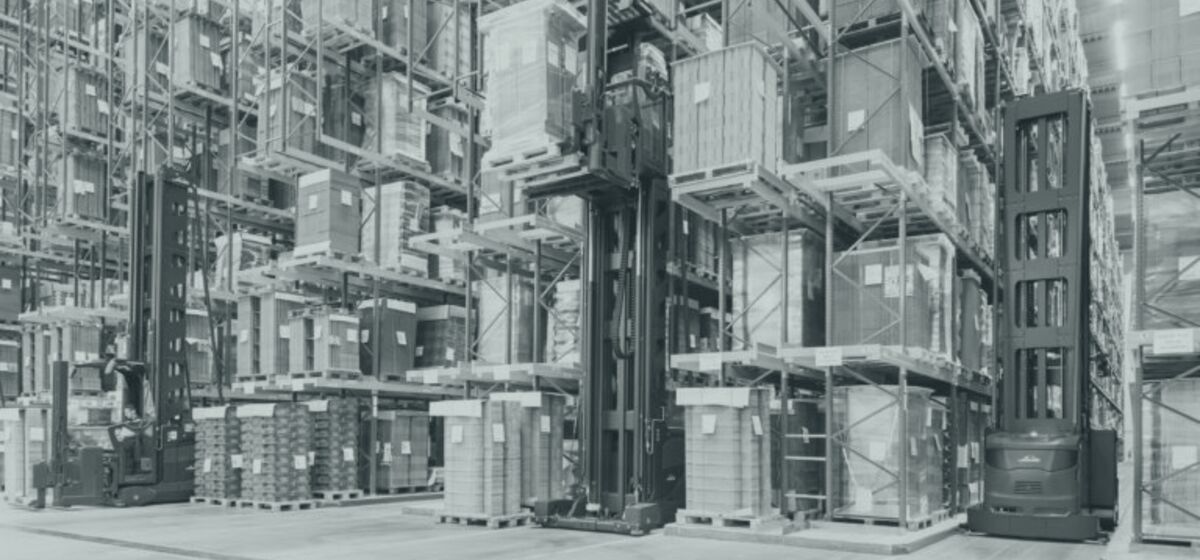 High-density storage using very narrow aisle configuration